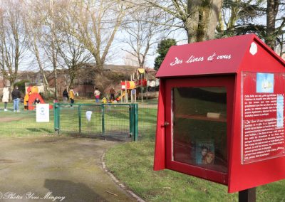 Lire en surveillant les enfants : c'est possible au parc des Dames
