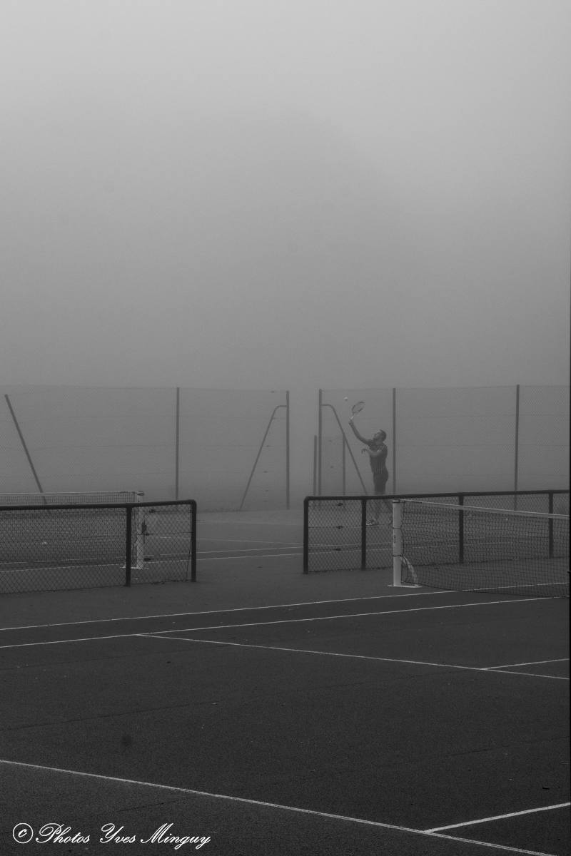 Dans le brouillard le principal voir la balle pour ces tennismen