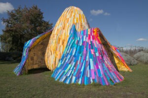 Œuvre colorée en cageots sur le parc du Louvre Lens